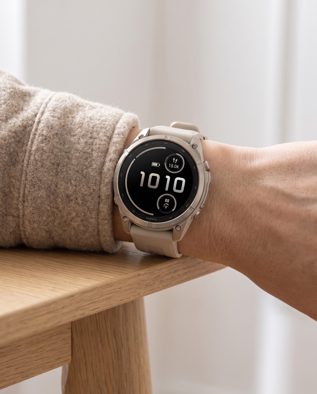 Garmin fēnix 9 43 mm titane portée sur un poignet fin (vue d'illustration)