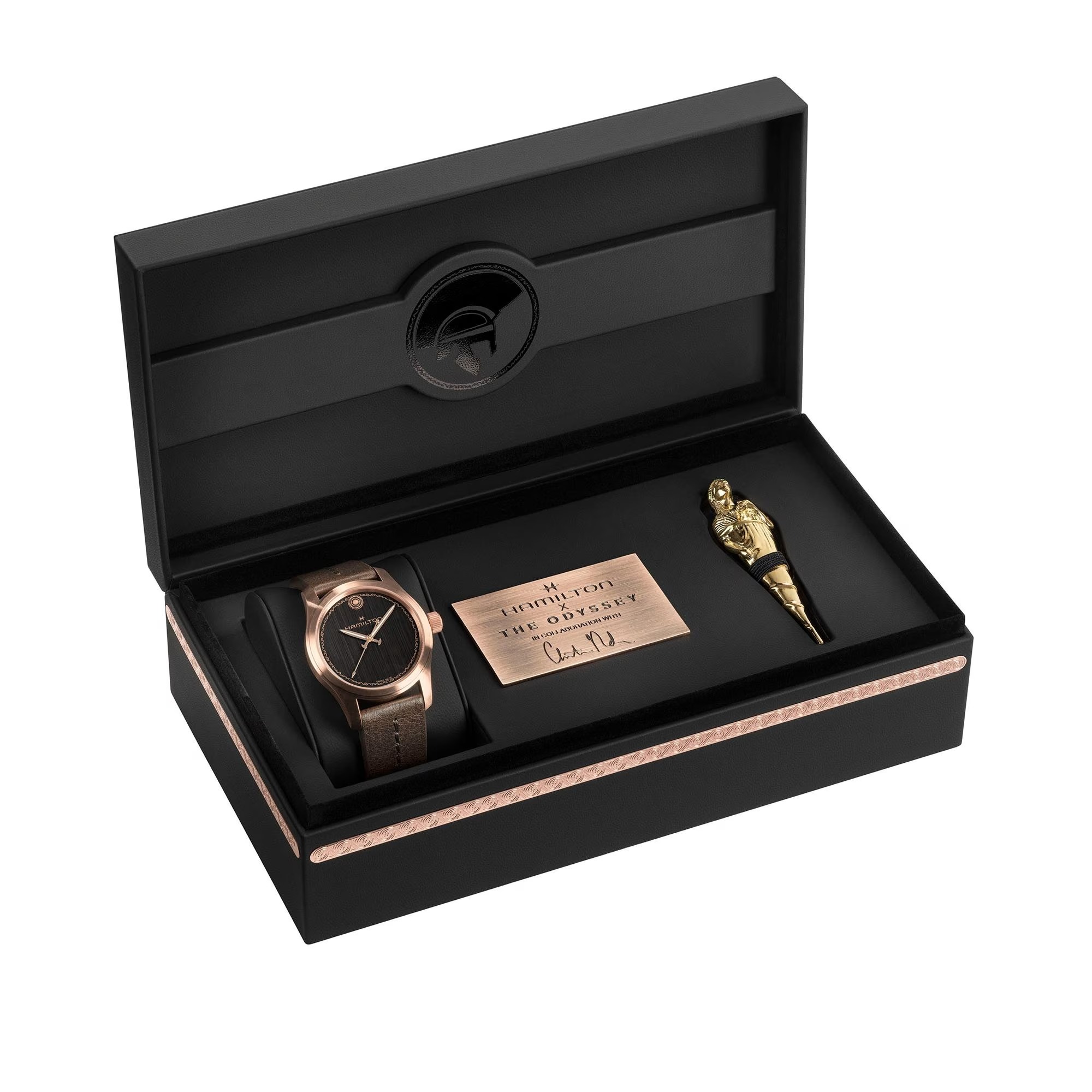 Coffret collector Hamilton x L'Odyssée avec broche d'Athéna portable et plaque signée Christopher Nolan