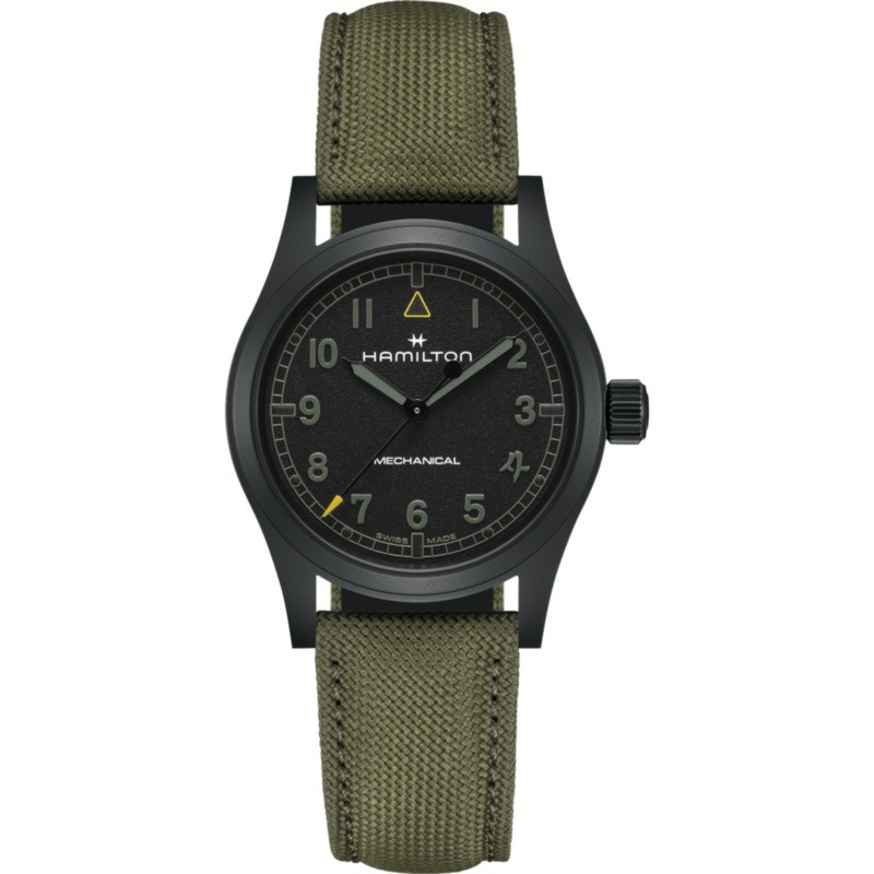 Cadran de la Hamilton Khaki Field Mechanical Call of Duty Modern Warfare 4 : noir grainé, chiffres arabes, triangle cerné de jaune à midi, 4 écrit en caractère coréen 사 comme dans le logo du jeu, trotteuse à pointe jaune, visuel officiel Hamilton