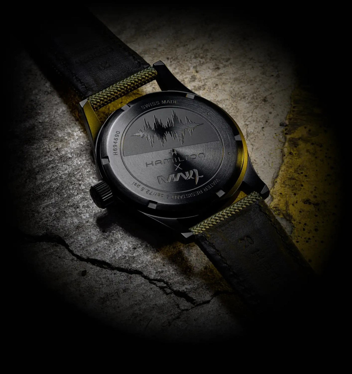 Fond de boîtier de la Hamilton Khaki Field Mechanical Call of Duty Modern Warfare 4 : onde sonore gravée, HAMILTON x logo du jeu, SWISS MADE, étanchéité 5 bar, visuel officiel Hamilton