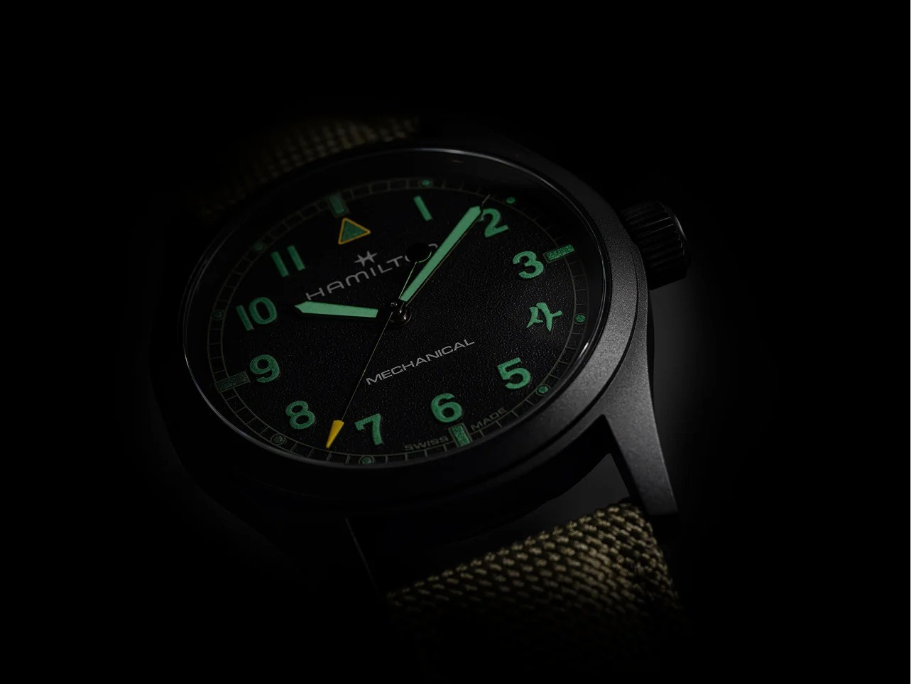 Hamilton Khaki Field Mechanical Call of Duty Modern Warfare 4 dans le noir : chiffres, aiguilles et triangle lumineux en vert grâce à la Super-LumiNova, visuel officiel Hamilton