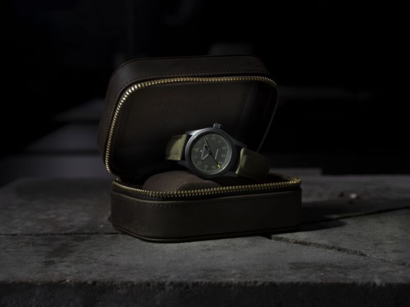 Coffret de la Hamilton Khaki Field Mechanical Call of Duty Modern Warfare 4 : étui en cuir brun zippé inspiré des étuis à cigares, la montre posée à l'intérieur, visuel officiel Hamilton