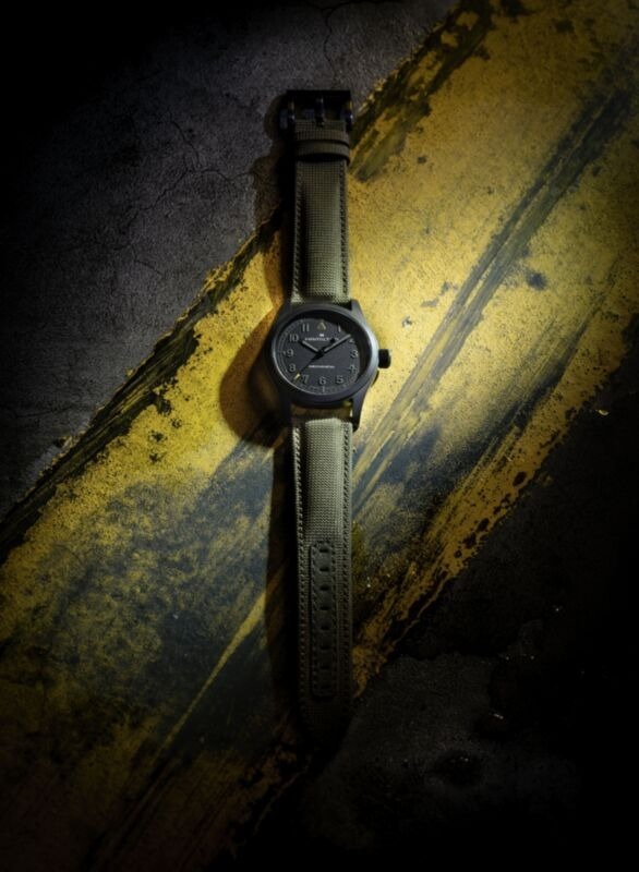 Hamilton Khaki Field Mechanical Call of Duty Modern Warfare 4 au poignet du capitaine Price dans le jeu, rue de Paris, bracelet textile kaki, image officielle Hamilton