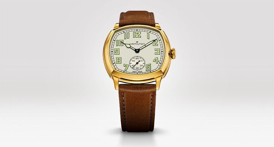Hamilton American Classic Cushion Mechanical en acier revêtu de PVD jaune, cadran beige à chiffres carrés et petite seconde, bracelet cuir brun, visuel officiel Hamilton