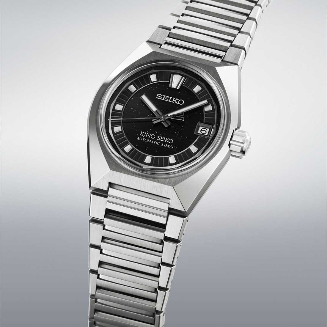 Boîtier acier facetté de la King Seiko VANAC HKF005J1 vu de trois quarts, chanfreins polis et plats satinés