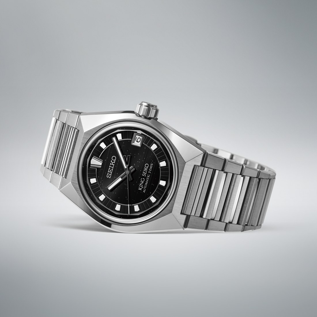 Profil de la King Seiko VANAC HKF005J1, couronne vissée cannelée et verre saphir bombé sans lunette