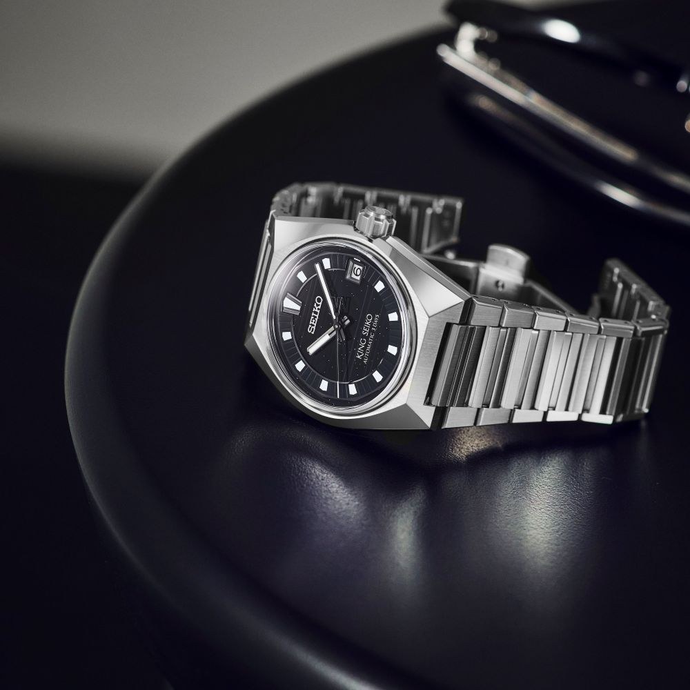 Seiko King Seiko VANAC HKF005J1 41 mm posée sur un plateau sombre, cadran noir et bracelet acier intégré