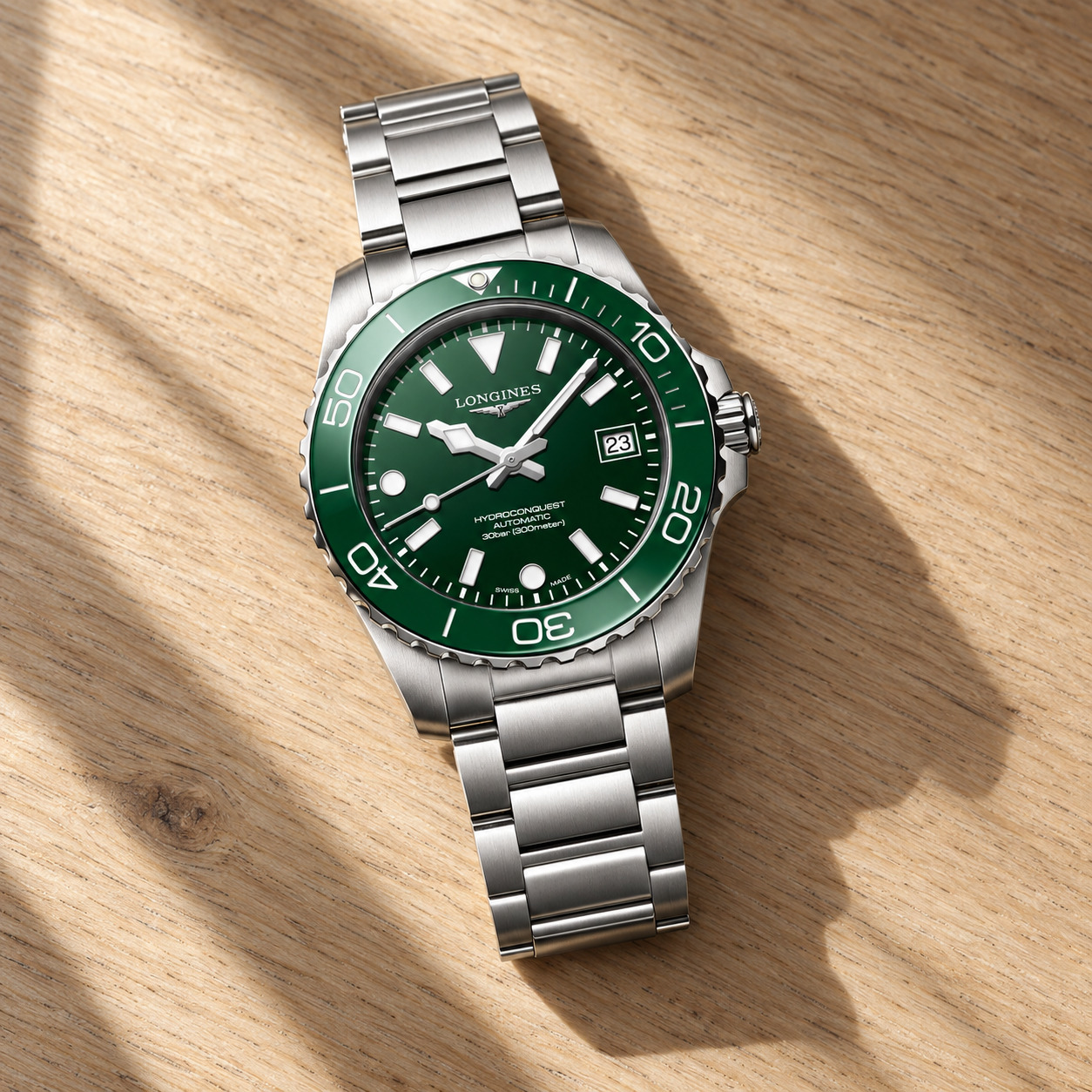 Longines HydroConquest 39 mm cadran vert laqué et lunette céramique verte, bracelet acier, posée dans une eau vert bouteille, vue d'illustration