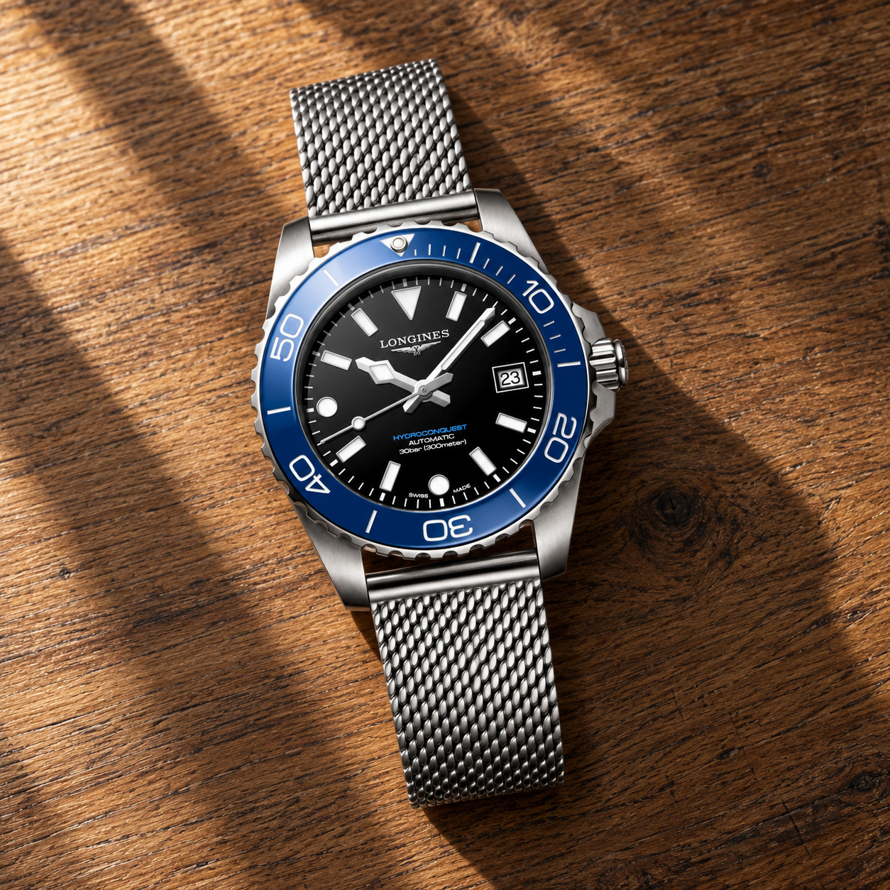 Longines HydroConquest 39 mm cadran noir laqué, lunette céramique bleue et bracelet maille milanaise, sur un fond de mer ouverte au crépuscule, vue d'illustration