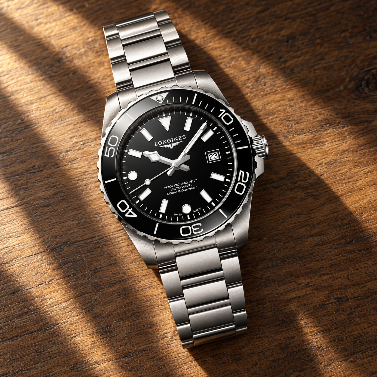 Longines HydroConquest 39 mm cadran noir laqué, lunette céramique noire et bracelet acier, sur un fond de salle feutrée en lumière chaude, vue d'illustration