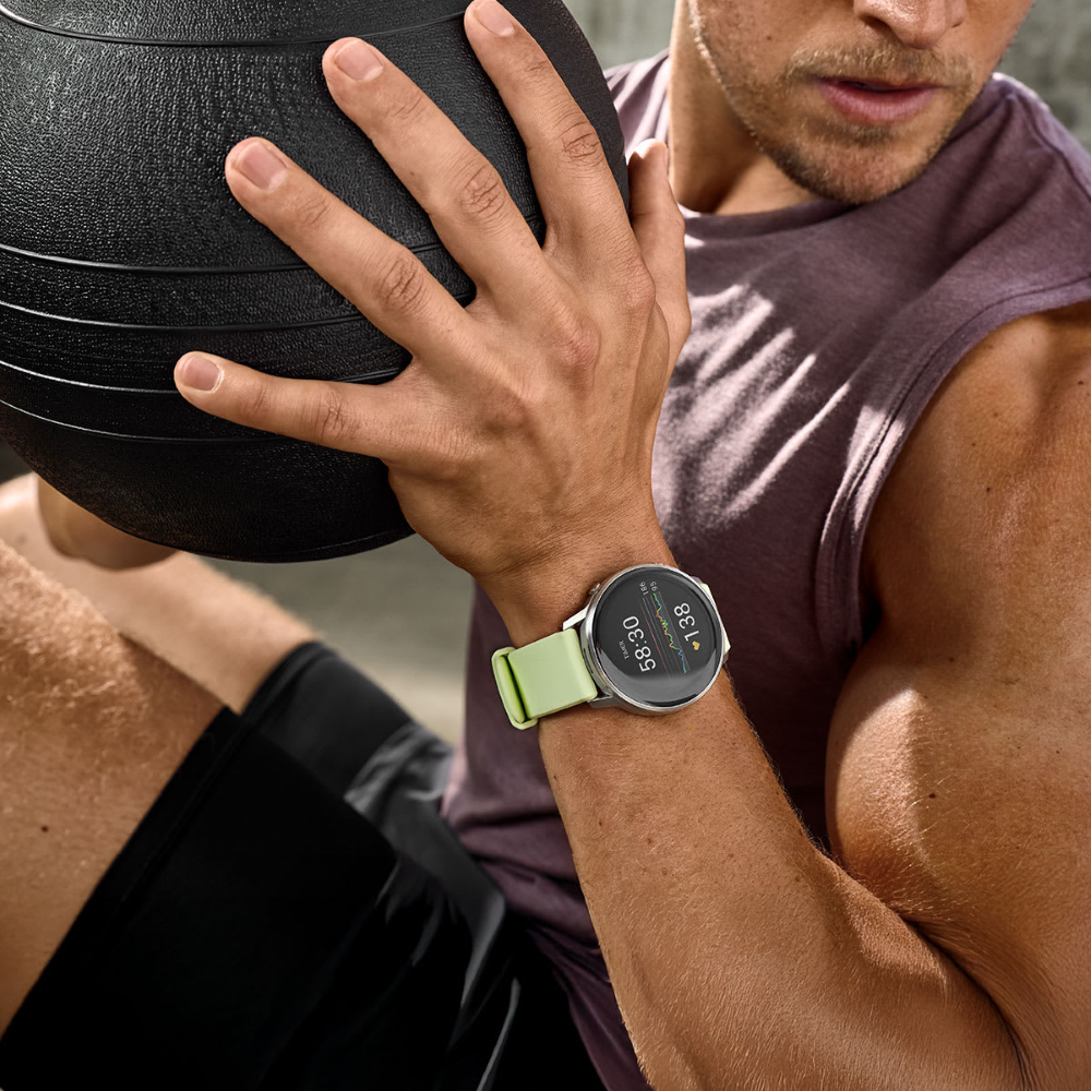 Homme à l'entraînement avec la montre Garmin Venu 4 au poignet