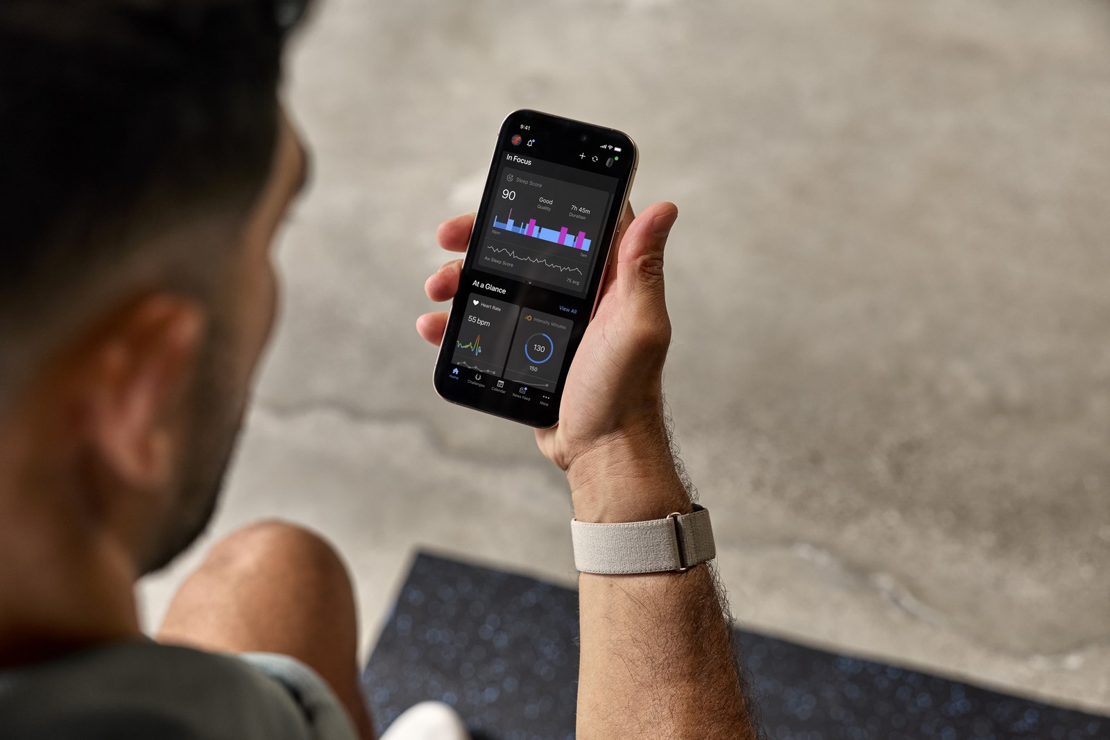 Coureur consultant les données de son Garmin CIRQA Smart Band dans l'application après une sortie