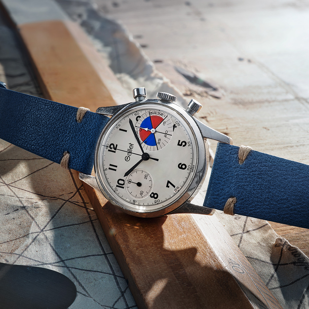 Gallet MultiChron Yachting des années 1960, cadran clair et compte à rebours de régate bleu et rouge, bracelet cuir bleu