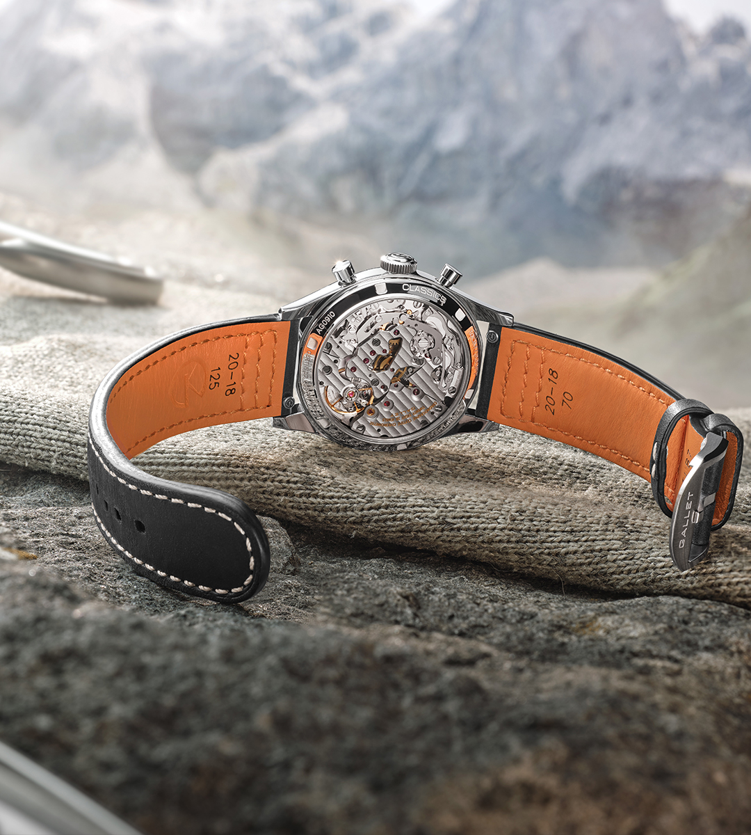 Fond saphir vissé d'une Gallet Classics laissant voir le calibre B09, bracelet cuir noir à doublure orange