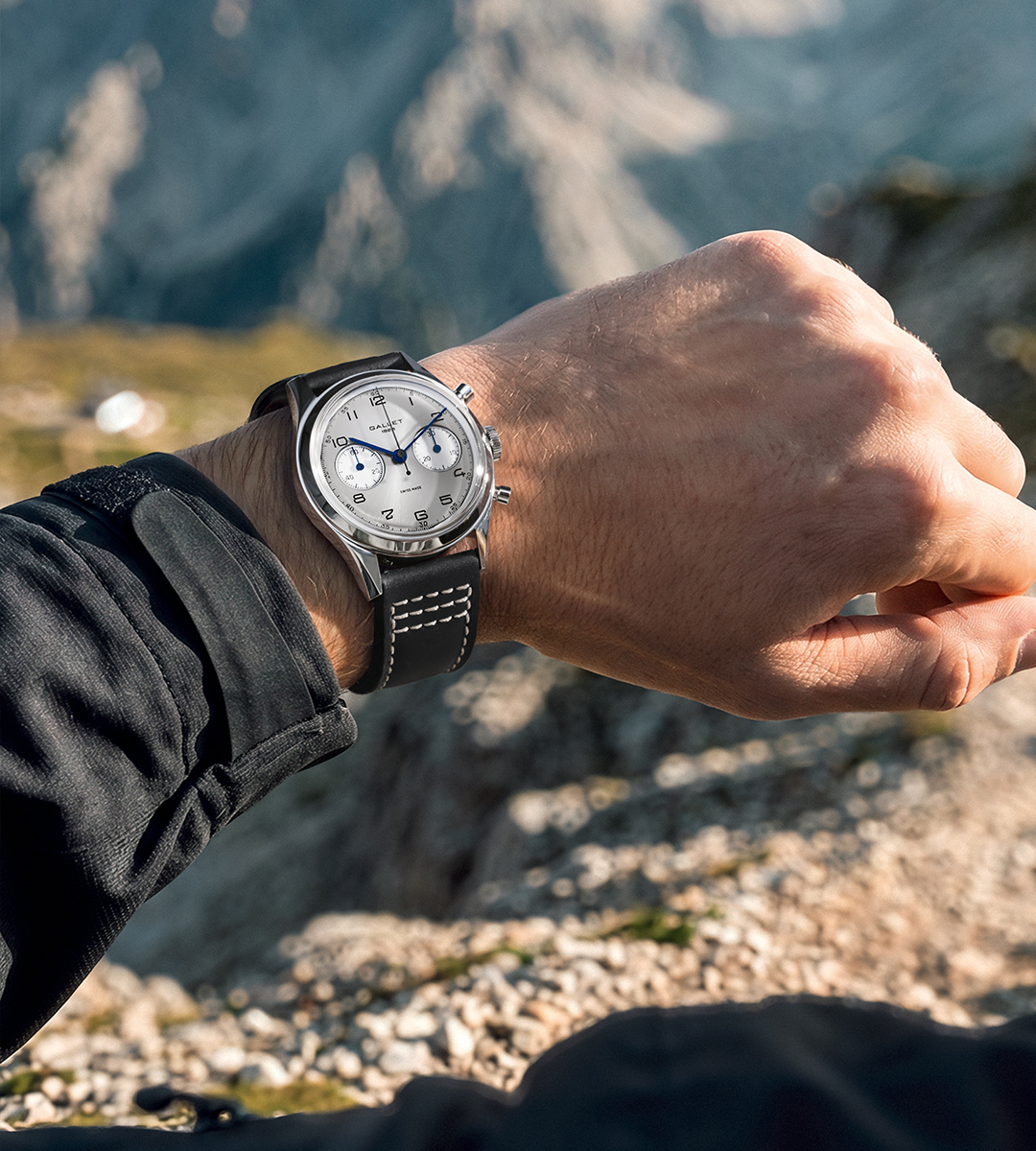 Gallet Tribute to Silverlight 38 mm portée au poignet, cadran argenté et bracelet cuir noir, en montagne