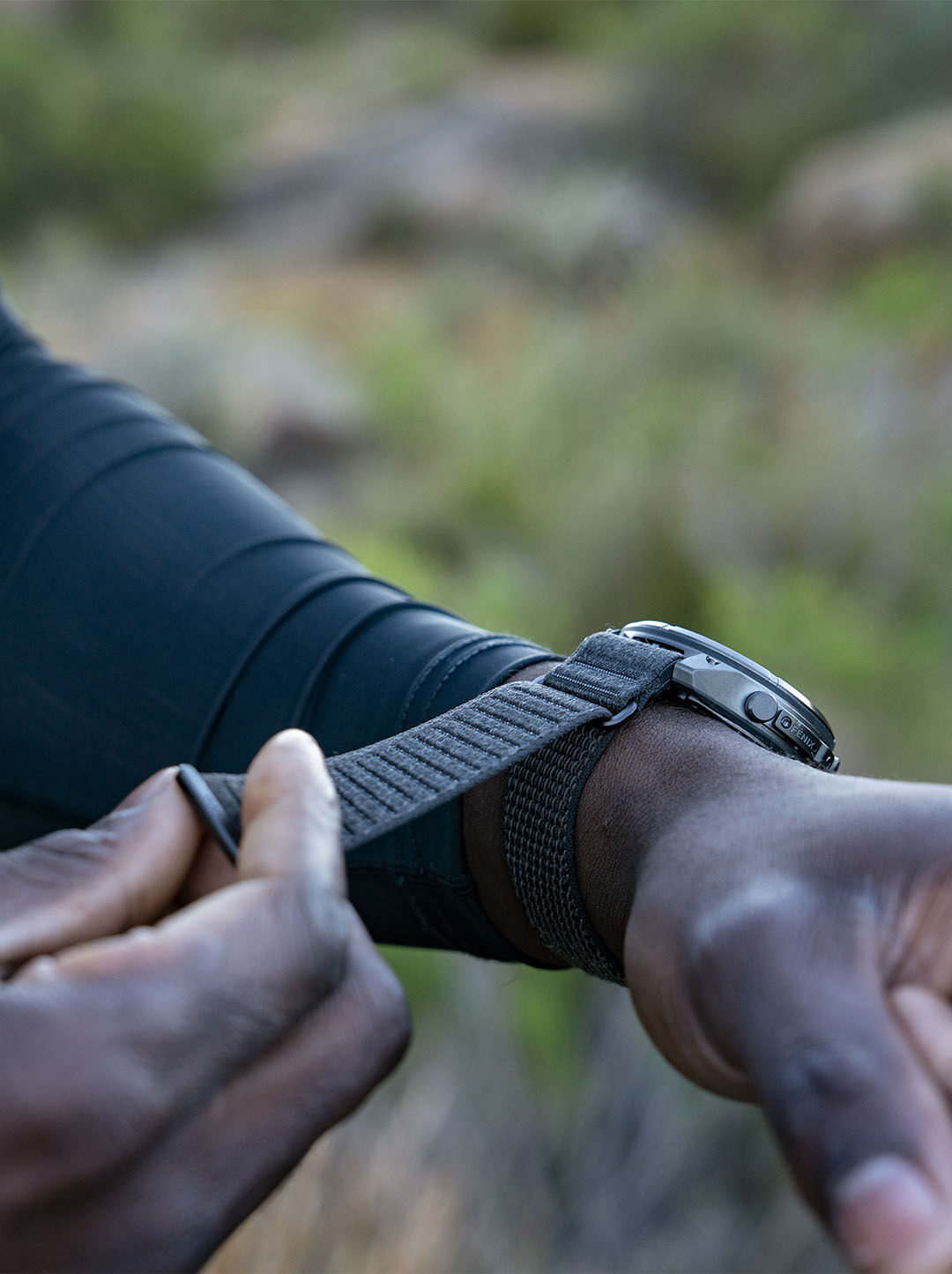 Ajustement du bracelet d'une montre Garmin Fenix 9 au poignet