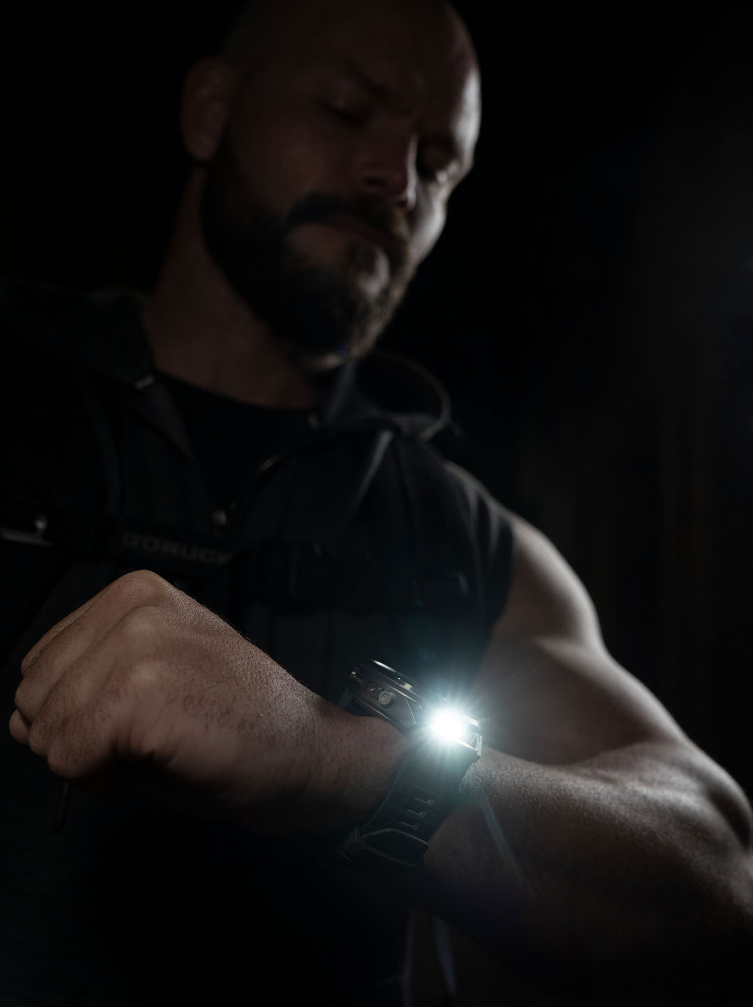 Lampe torche LED d'une montre Garmin Fenix 9 allumée dans l'obscurité