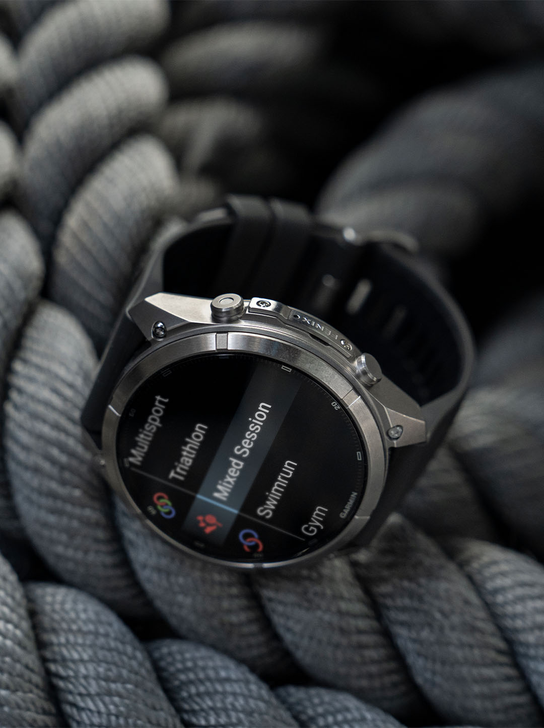 Menu des activités affiché sur une montre Garmin Fenix 9 : multisport, triathlon, swimrun