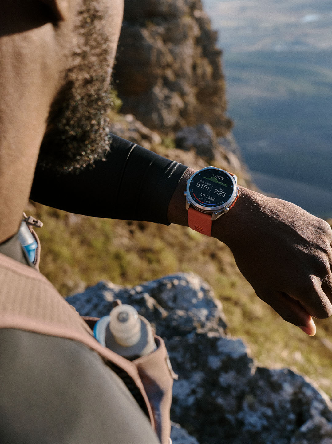 Écran de données d'activité trail sur une montre Garmin Fenix 9 au poignet : ascension et profil d'altitude