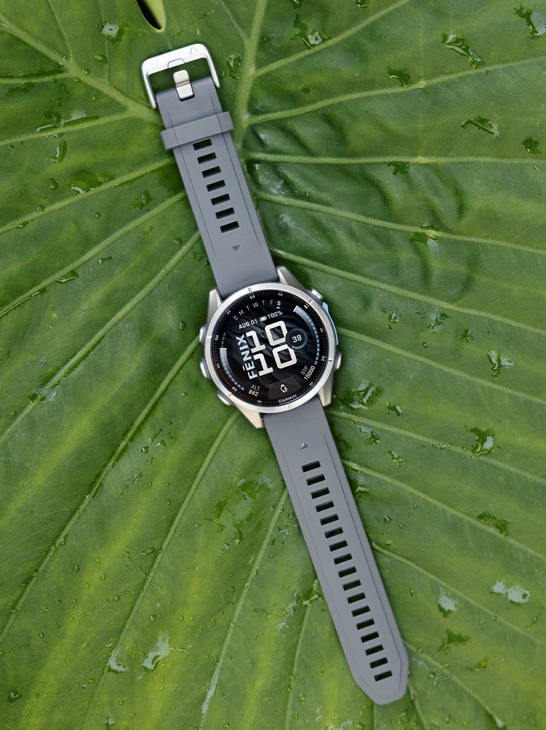 Montre Garmin Fenix 9 posée à plat sur une feuille