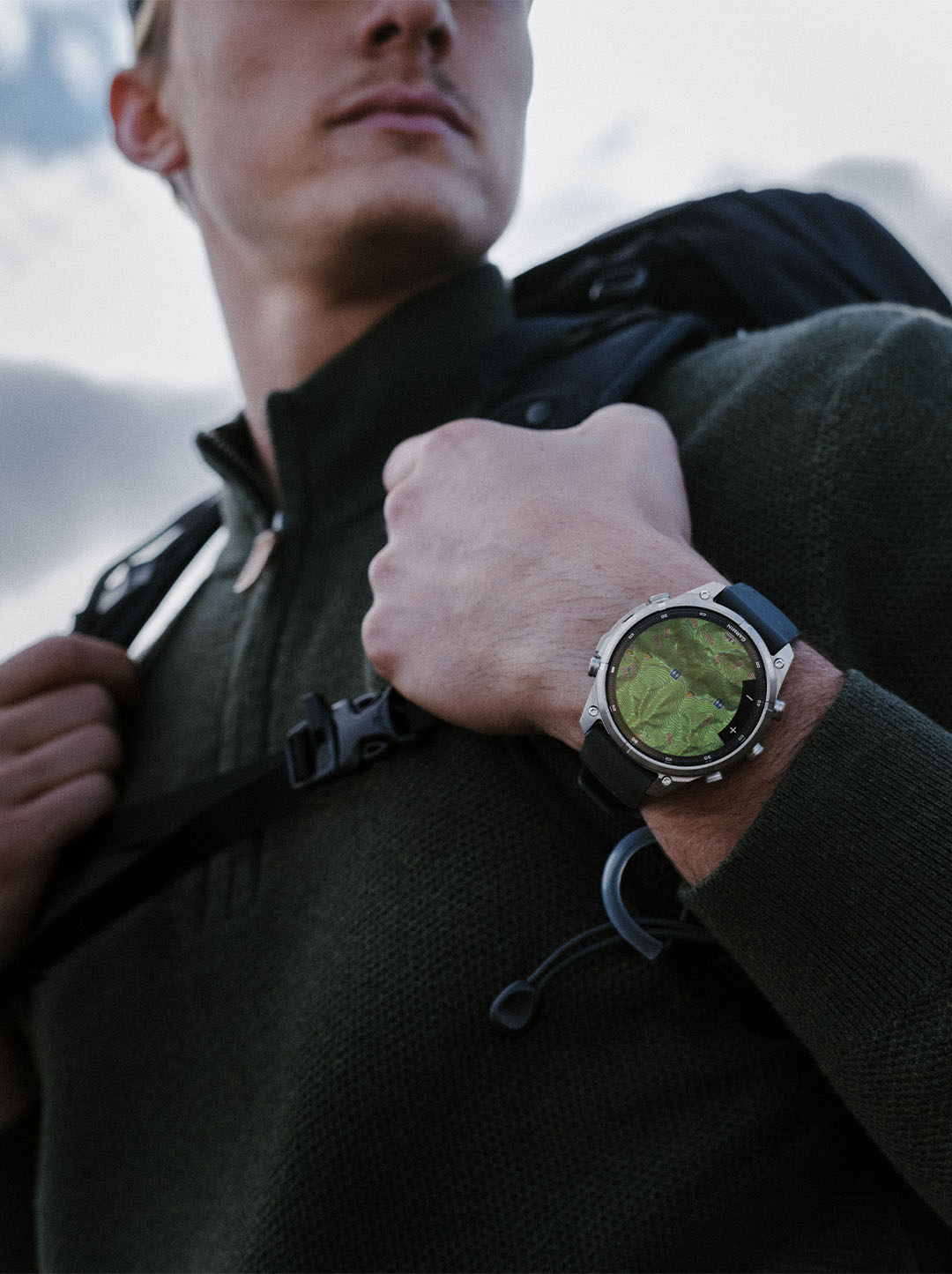 Randonneur consultant la carte topographique sur sa montre Garmin Fenix 9
