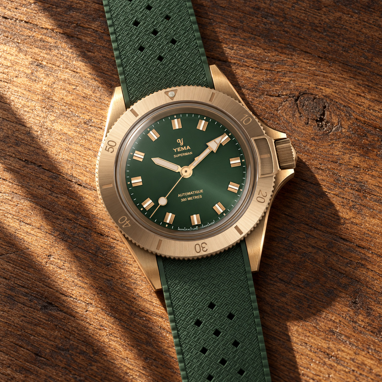 Montre Yema Superman Bronze CMM.10 de 39 mm à cadran vert laqué et index dorés, bracelet caoutchouc vert