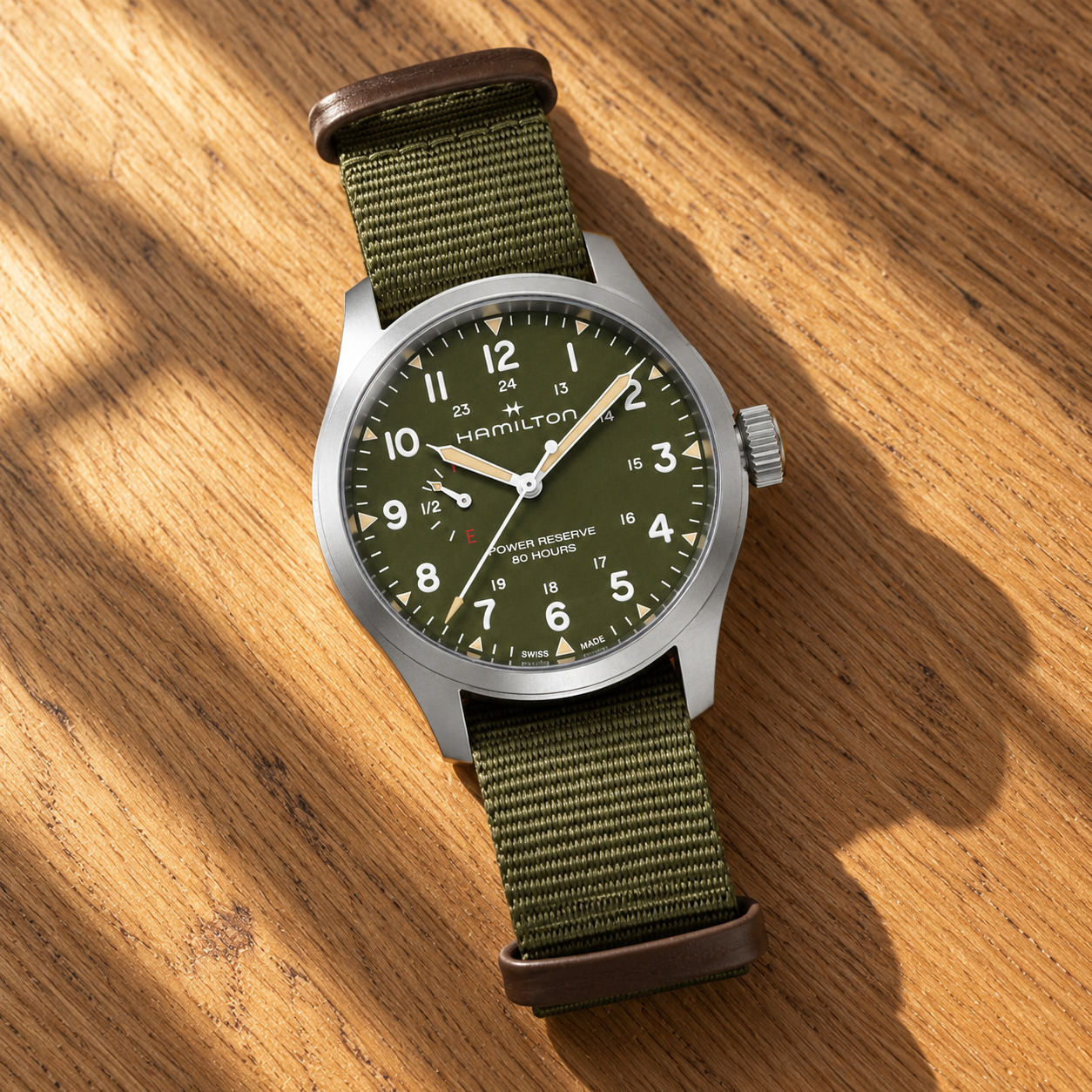 Montre Hamilton Khaki Field Power Reserve 40 mm à cadran vert et jauge de réserve de marche, bracelet NATO vert