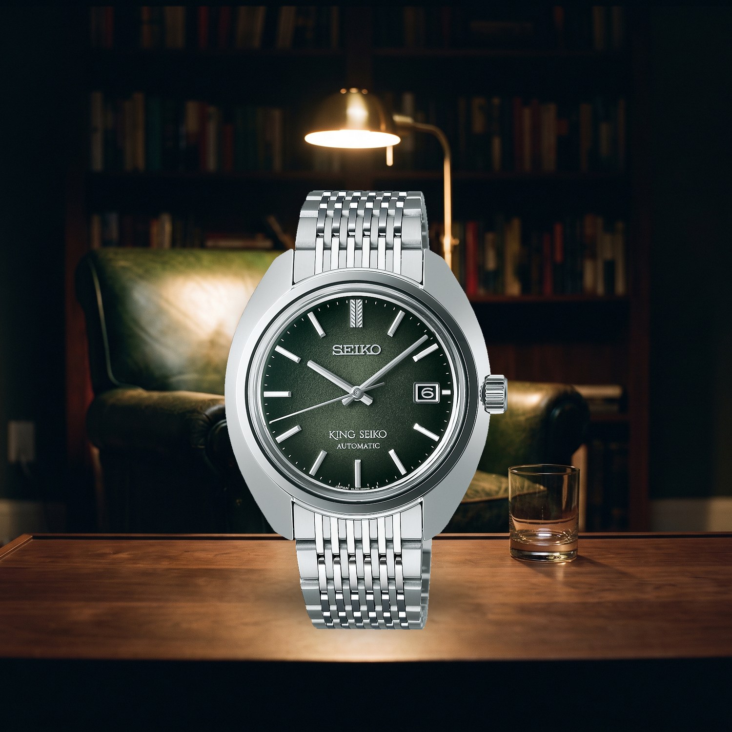Montre King Seiko KS1969 SJE113J1 automatique 39,4 mm, cadran vert Forest Green, verre boxé, bracelet acier, posée sur une table de salon le soir
