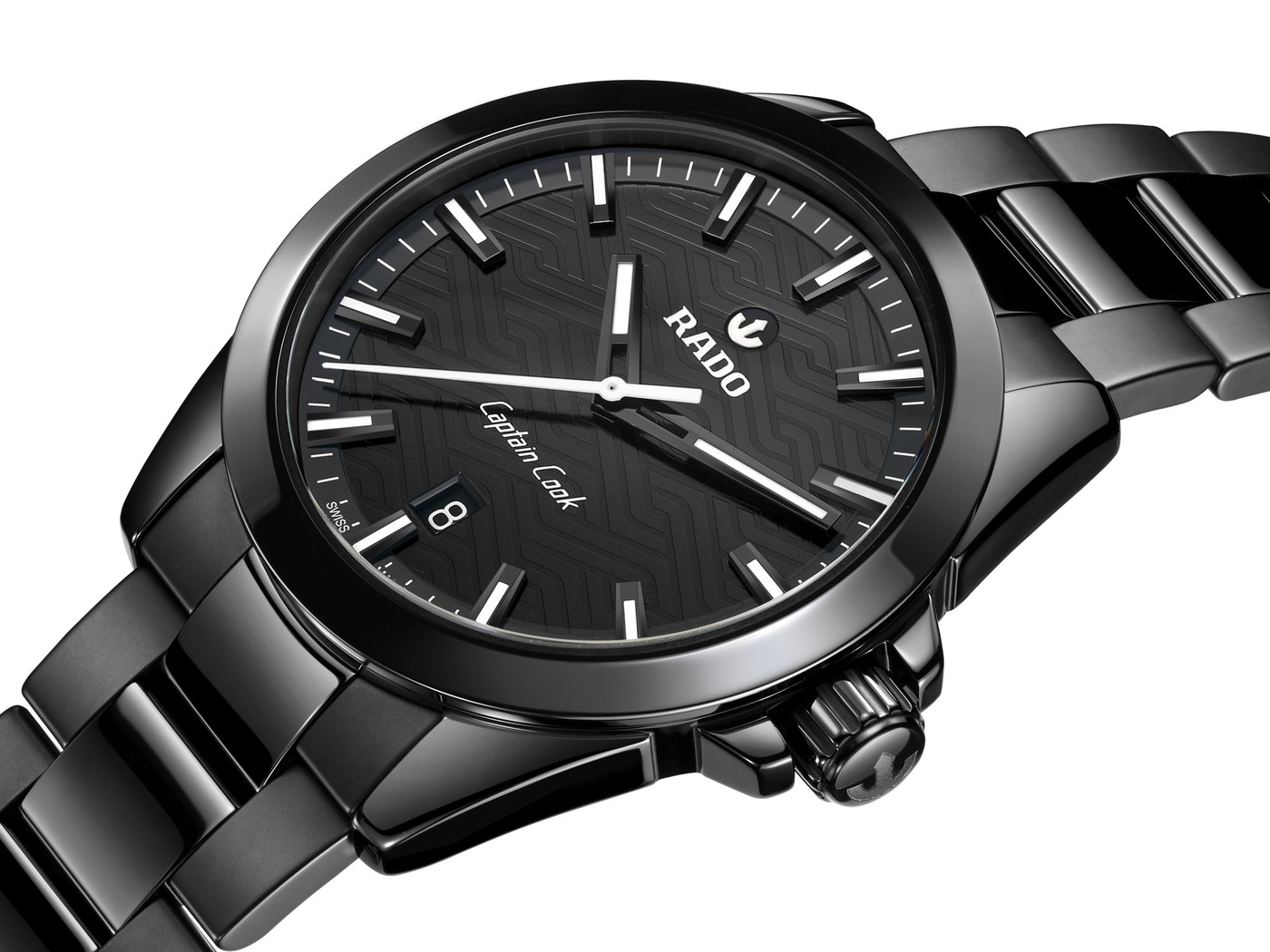 Rado Captain Cook Discover en céramique noire vue de trois quarts, bracelet à trois maillons aux finitions mates et polies