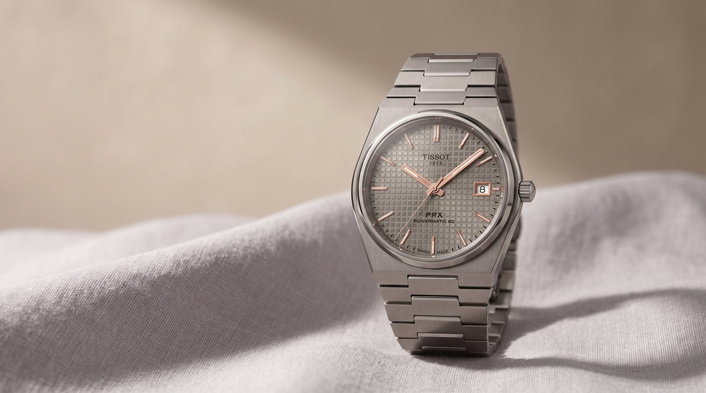 Tissot PRX Titane 38 mm cadran anthracite sur un lin gris clair, vue d'illustration