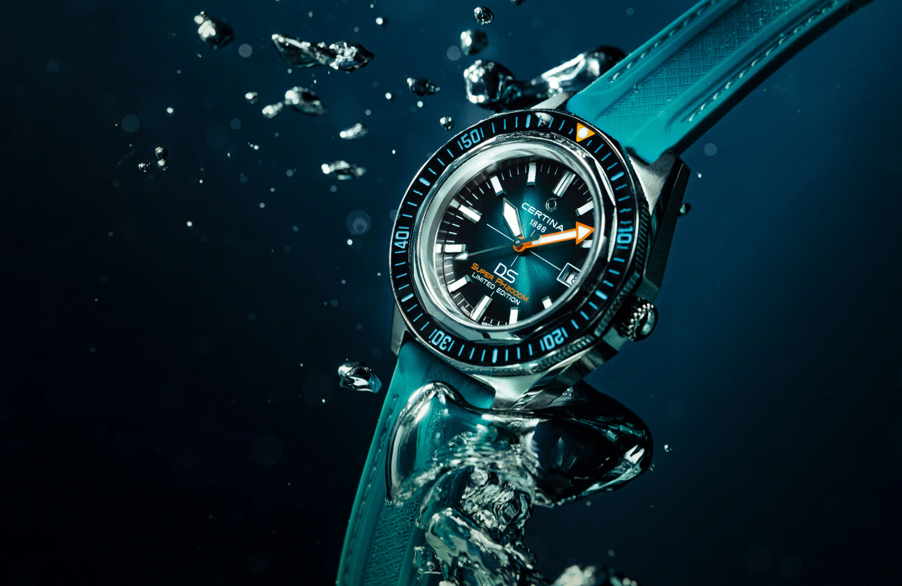 Certina DS Super PH2000M en plongée, lumière bleue et bulles sous l'eau