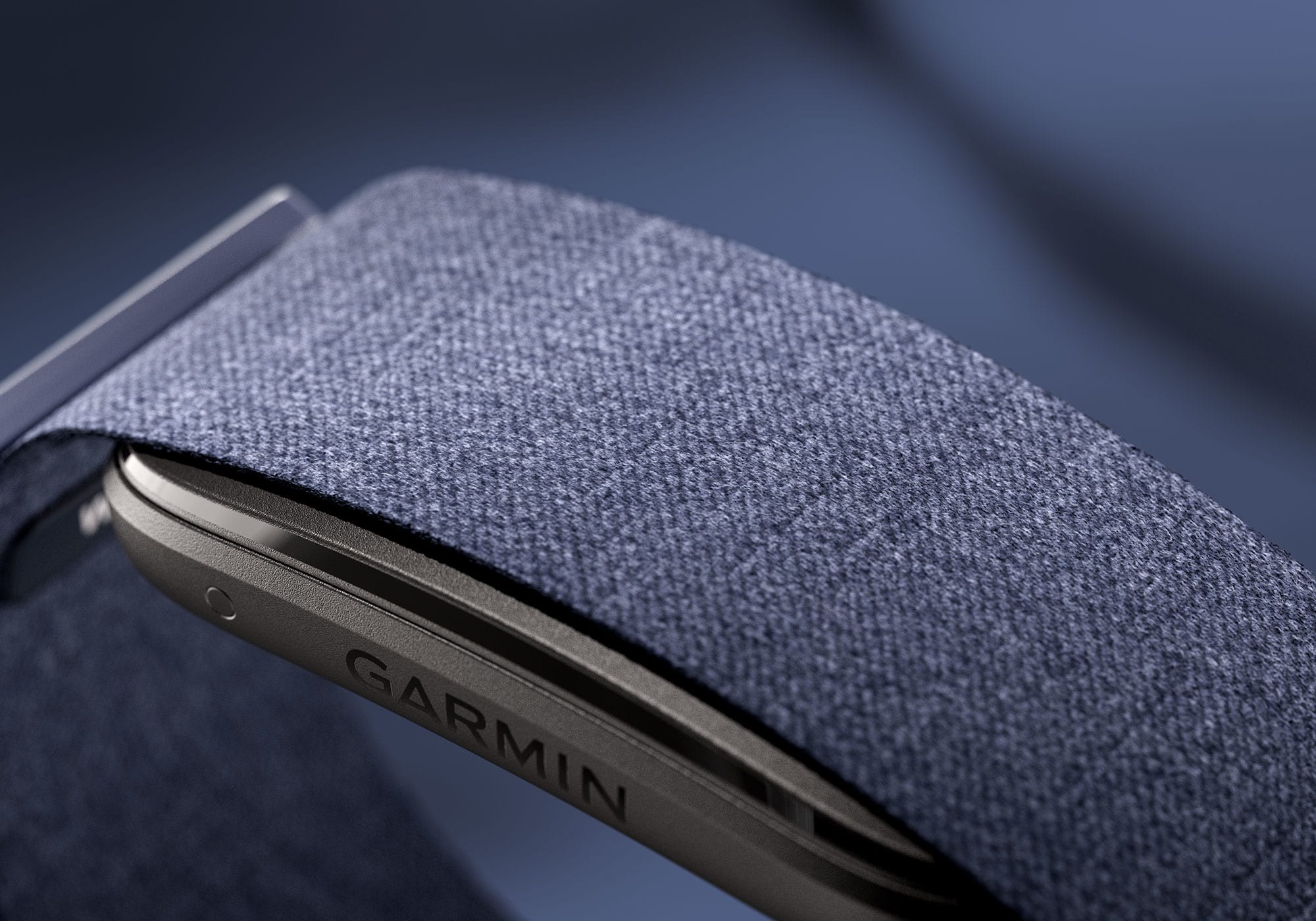 Gros plan sur la sangle textile bleu marine du Garmin CIRQA Smart Band