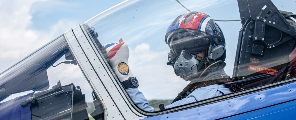 Bell & Ross ? maison de référence dans l?univers des montres d?Aviation ? a été choisie par l?armée de l'Air et de l?Espace pour devenir le partenaire horloger officiel de la Patrouille de France. Considérée comme l'une des formations acrobatiques les plus précises et esthétiques au monde, la Patrouille de France vole de par le monde avec grâce et élégance depuis plus de 67 ans. Elle continue chaque année d'impressionner et d'émouvoir de nouvelles générations de spectateurs. En devenant partenaire de la Patrouille de France, Bell & Ross s?associe aux valeurs que cette unité prestigieuse de l?armée de l?Air et de l?Espace véhicule, et devient, elle aussi ambassadrice de l?excellence aéronautique militaire française. Bell & Ross a travaillé en étroite collaboration avec les pilotes pour concevoir un chronographe parfaitement adapté à leurs besoins : la BR 03-94 PATROUILLE DE FRANCE. Des formes et des couleurs favorisant la fonctionnalité, des matériaux innovants et performants, un cadran extrêmement lisible et un mouvement de haute précision, la BR 03-94 PATROUILLE DE FRANCE est l'amalgame de deux mondes vénérés par Bell & Ross : l'horlogerie et l'aviation. La BR 03-94 PATROUILLE DE FRANCE est sans compromis : forte, sportive, affirmée et masculine, elle séduira aussi bien les collectionneurs que les passionnés d'aéronautique.