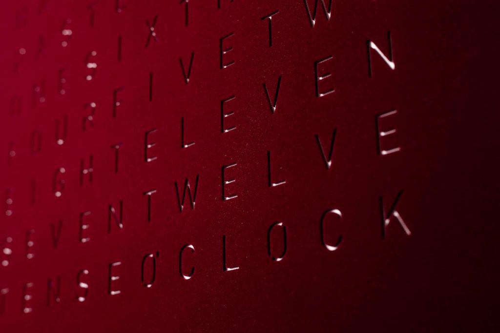 Horloge Qlocktwo Classic Red Velvet